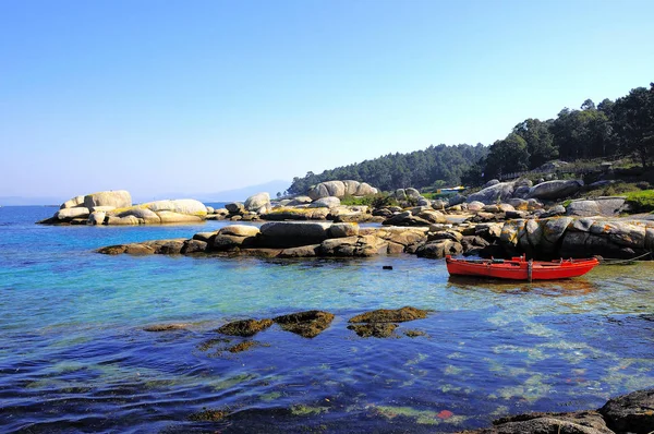 Denizde küçük bir balıkçı tekne palamarla