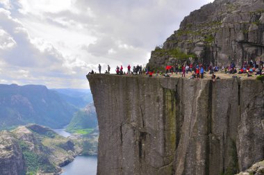 Lysefjord-Norveç, Norveç veya preikestolen sözde minber 05-Haziran-2017 turistler