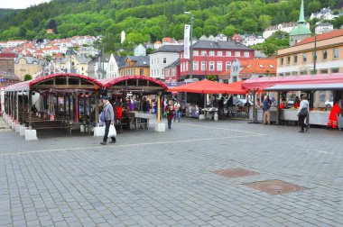 Bergen, Norveç-Haziran 6,2017 turist ünlü bergen balık, Norveç Pazar.