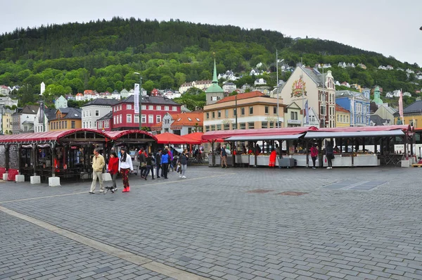 Bergen, Norveç-Haziran 6,2017 turist ünlü bergen balık, Norveç Pazar.