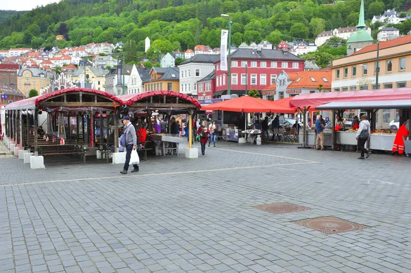 Bergen, Norveç-Haziran 6,2017 turist ünlü bergen balık, Norveç Pazar.