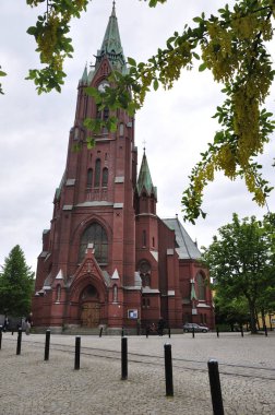 Bergen, Norveç-Haziran 7, 2017 Bergen 'deki St. John Kilisesi neo-gotik tarzıyla renkleri ve keskin şekilleriyle göze çarpıyor.