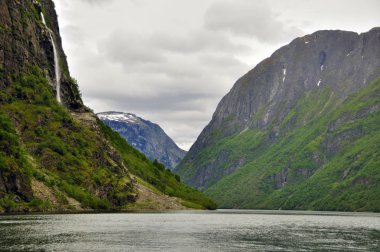 Sognefjord fiyort ünlü şehir, Flam onun doğa ve onun turistik tren için ünlü ile çalışır