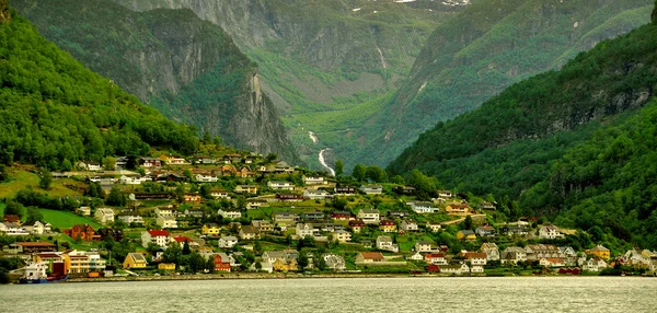 Sognefjord fiyort ünlü şehir, Flam onun doğa ve onun turistik tren için ünlü ile çalışır