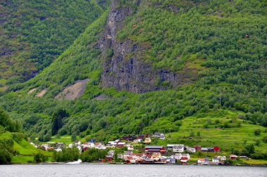 Sognefjord fiyort ünlü şehir, Flam onun doğa ve onun turistik tren için ünlü ile çalışır