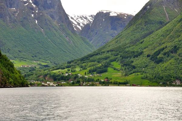 Sognefjord 峡湾通过著名的火焰镇著名的风景和它的旅游火车 — 图库照片