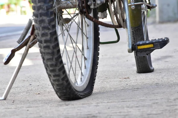 Vista Vicino Della Bicicletta Pneumatico Terra — Foto Stock