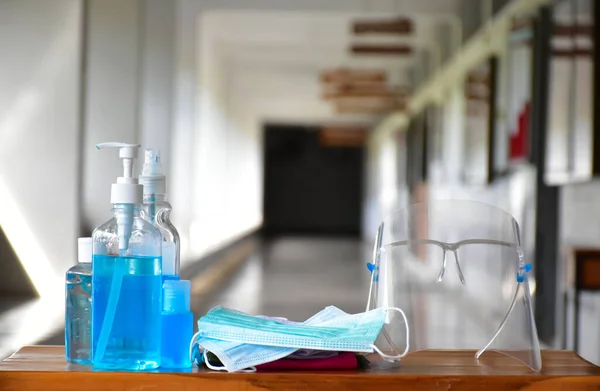 Coronavirus veya Covid-19 'u ve mikropları korumak ve önlemek için içeri girmeden önce el temizleme ve yüz maskesi takmak için ofisin önünde yeni normal el temizleme jeli, yüz temizleme jeli ve yüz maskesi..