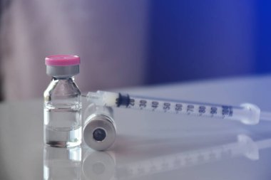Tıbbi ekipman, iğne, aşı ve serum şişeleri..