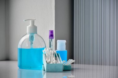 Tıbbi malzemeler, yüz bakımı, pamuk tomurcukları, el dezenfektanı ve alkol spreyi, etrafımızdaki koronavirüsü ve mikropları koruma, önleme ve öldürme konsepti..