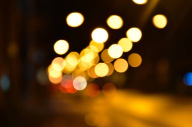 Geceleyin Bokeh sokak lambası.