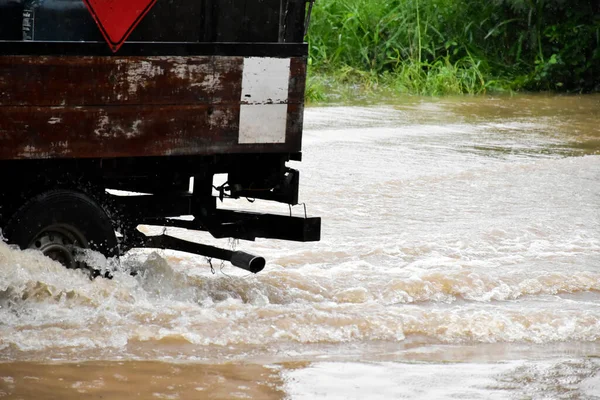 Ruedas Camionetas Pasaban Por Carretera Que Llenaba Del Agua Inundación — Foto de Stock