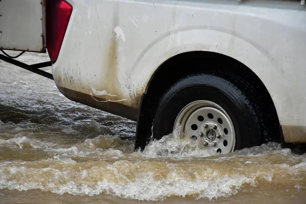 Ruedas Camionetas Pasaban Por Carretera Que Llenaba Del Agua Inundación — Foto de Stock