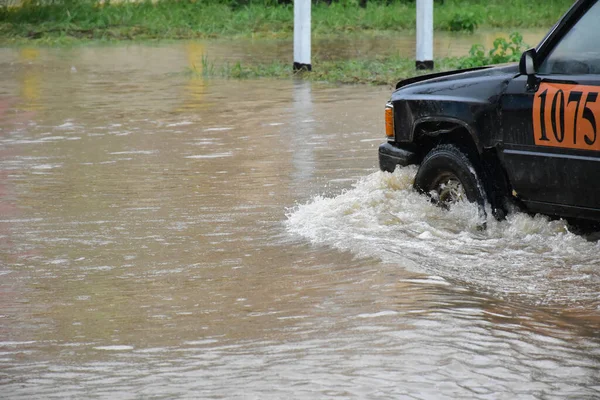 Ruedas Camionetas Pasaban Por Carretera Que Llenaba Del Agua Inundación — Foto de Stock