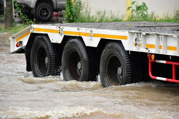 Ruedas Camionetas Pasaban Por Carretera Que Llenaba Del Agua Inundación — Foto de Stock