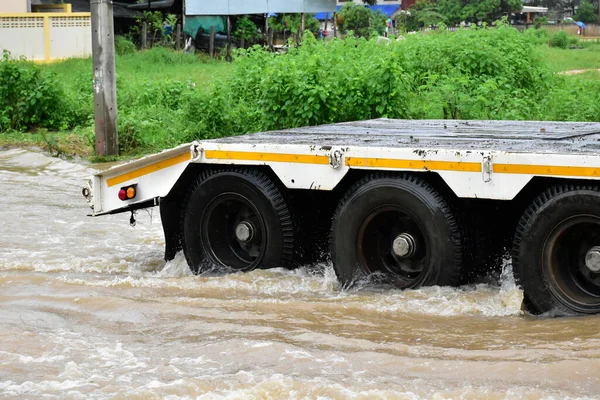 Ruedas Camionetas Pasaban Por Carretera Que Llenaba Del Agua Inundación — Foto de Stock