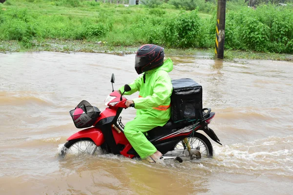 Comida Domicilio Jinete Está Montando Moto Pasando Agua Inundación — Foto de Stock