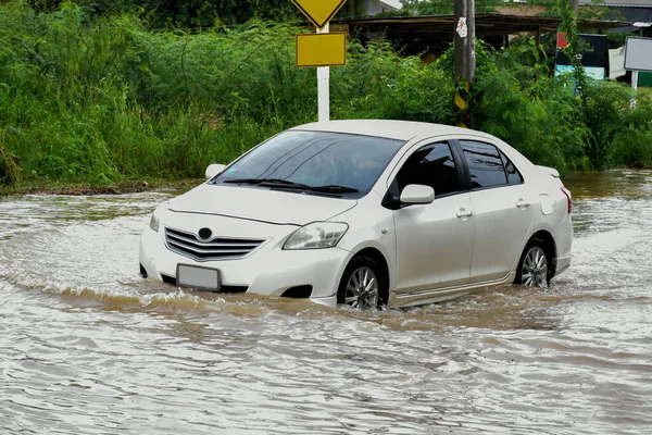 Rodas Caminhões Coleta Estavam Passando Estrada Que Encheu Água Dilúvio — Fotografia de Stock