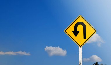 Yön oku ve trafik işaretleri bulanık arkaplanda izole edildi.