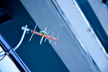 Yakınlardaki bir yerden radyo, televizyon ve internet sinyalleri almak için açık hava yagi anteni.