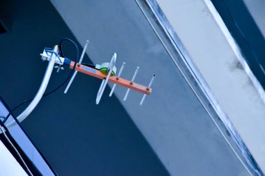 Yakınlardaki bir yerden radyo, televizyon ve internet sinyalleri almak için açık hava yagi anteni.