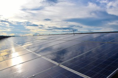 Binaların çatısındaki güneş panelleri ya da fotovotaik sistem. Çevreyi ve yeşil enerjiyi doğadan kurtarma kavramı.