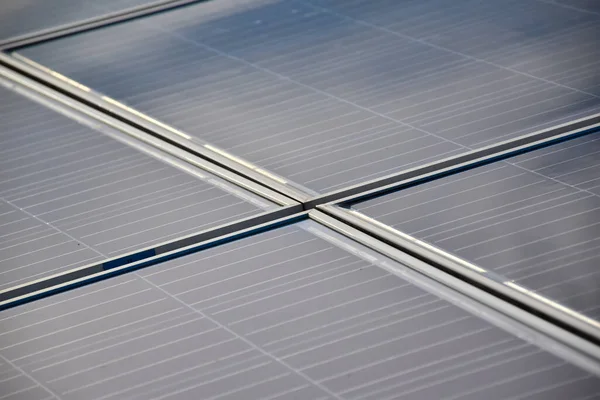 Binaların Çatısındaki Güneş Panelleri Fotovotaik Sistem Çevreyi Yeşil Enerjiyi Doğadan — Stok fotoğraf