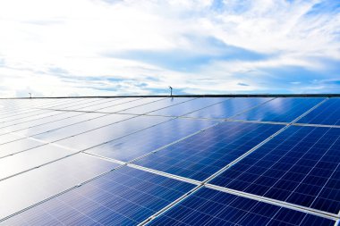 Binaların çatısındaki güneş panelleri ya da fotovotaik sistem. Çevreyi ve yeşil enerjiyi doğadan kurtarma kavramı.