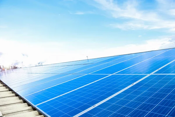 Painéis Fotovoltaicos Instalados Telhado Edifício Para Utilizar Energia Limpa Verde — Fotografia de Stock