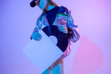 Plastik plaklı kız. Renkli arka plan ve neon ışık. Modern kıyafetler. Müzik posteri. Retro kavramı.