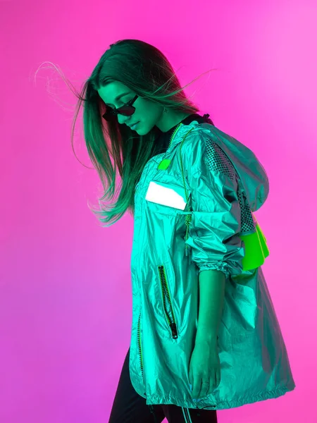 Joven chica elegante bailando en el estudio sobre un fondo de neón de color. Diseño de póster musical . —  Fotos de Stock