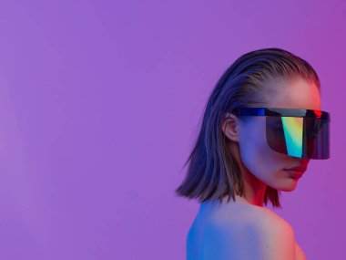 Şık bir saç stili ve parlak bir arka planda büyük cam pozlar veren şık gözlüklü havalı bir kız..