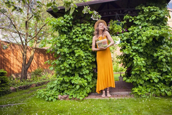 Niña en sombrero en el jardín verde de verano con una cesta de verduras orgánicas frescas, fotografía para el blog y la publicidad —  Fotos de Stock