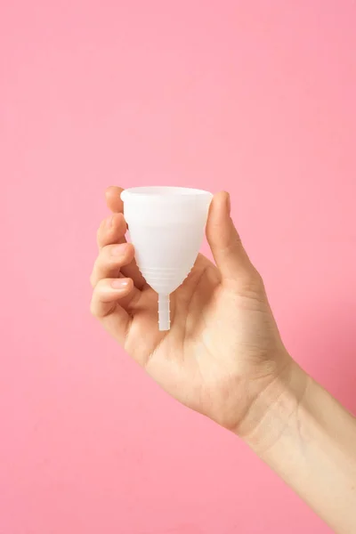 Coppa mestruale eco friendly riutilizzabile e silicone nelle donne isolato a mano su uno sfondo bianco — Foto Stock