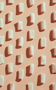 Kuru, güzel İtalyan makarna tortiglionisi deseni. Bej arka planda düşen güzel gölgeler..