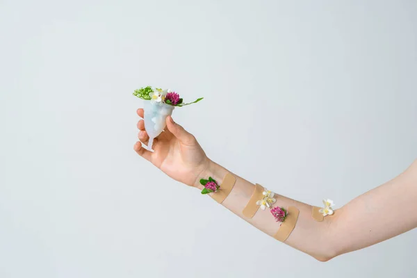 Coupe menstruelle en silicone blanc doux respectueux de l'environnement avec des fleurs à la main décorées par des fleurs isolées sur fond blanc — Photo