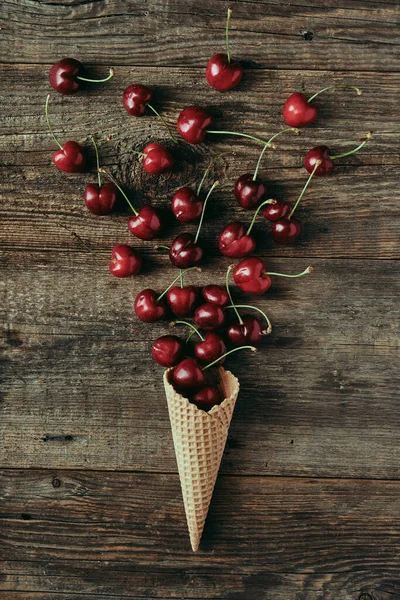 Cerezas en cono de gofre sobre mesa de madera, bocadillo saludable, concepto plano laico fotografía y contenido para blog de alimentos — Foto de Stock