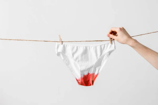 Frau hängt Unterwäsche an Wäscheleine, Konzeptinhalt für feministischen Blog, Poster über Frauengesundheit und Menstruation — Stockfoto