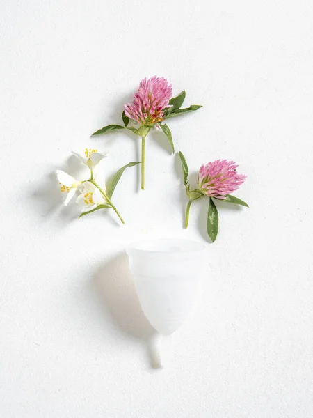 Coupe menstruelle écologique réutilisable et silicone et fleurs isolées sur fond blanc — Photo