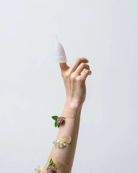 Coppa mestruale eco friendly morbido bianco e silicone nelle ragazze decorate a mano con fiori isolati su sfondo bianco — Foto Stock