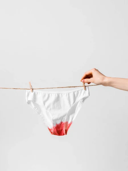Frau hängt Unterwäsche an Wäscheleine, Konzeptinhalt für feministischen Blog, Poster über Frauengesundheit und Menstruation — Stockfoto
