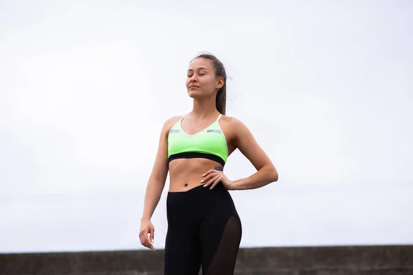 Instrutor de fitness menina bonito posando no treino on-line fora, fotografia para blog ou anúncio de esporte e estilo de vida saudável — Fotografia de Stock
