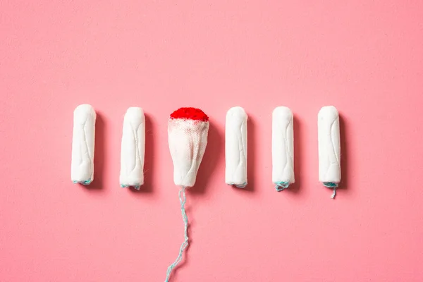 Weiche weiße Frauentampons isoliert auf rosa Hintergrund. Konzeptfotografie für einen feministischen Blog oder eine Anzeige für Frauen — Stockfoto