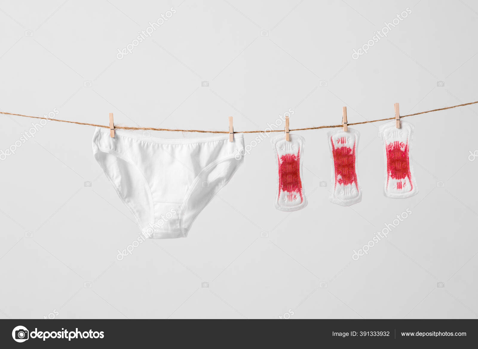 Almohadillas para mujer y ropa interior en tendedero sobre fondo blanco. Fotografía conceptual para una mujer o feminista o anuncio: fotografía stock © georgeeb22 #391333932 |