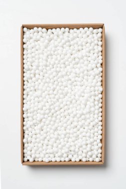 Beyaz köpüklü karton kutu, beyaz arka planda beyaz polistiren köpük.