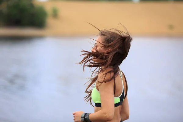 Jolie femme sportive en tenue de sport élégante courir dans la nature, photographie pour blog ou annonce de sport et mode de vie sain — Photo
