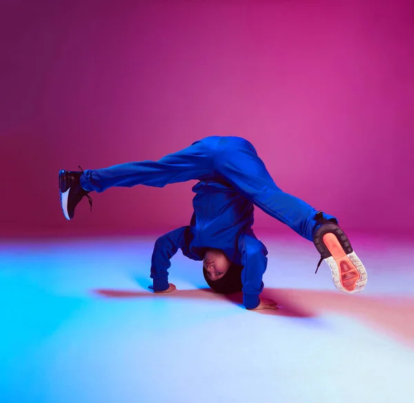 Fiú gyerek breakdance táncos áll a fejét táncoló hip hop neon fényben. Tánciskola plakát. Csataverseny bejelentése — Stock Fotó