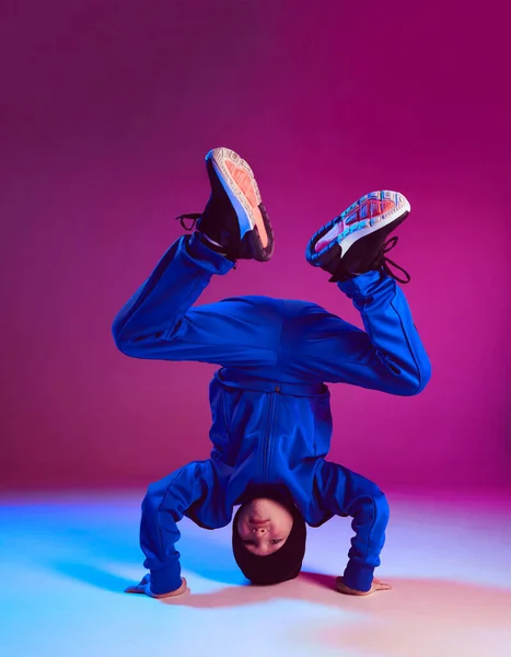 Chłopiec breakdancer dziecko stoi na głowę taniec hip hop w świetle neonu. Plakat szkoły tańca. Ogłoszenie o konkursie — Zdjęcie stockowe