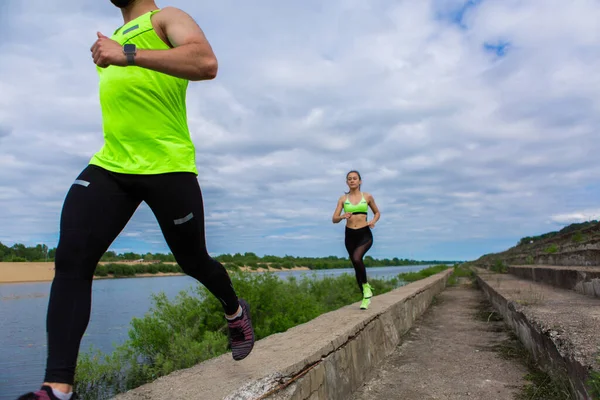 Спортсменка і чоловік на ранковому бігу в стильному спортивному одязі, фотографії для блогу і реклами спорту і здорового способу життя — стокове фото