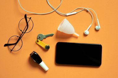 Büyük boş ekranlı modern telefon ve regl kupası eko dostu ve silikon, kadın uygulaması veya blog için fotoğraf